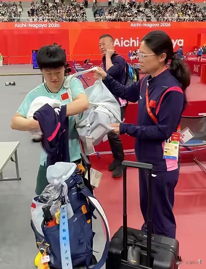 孙颖莎1-3爆冷出局，赛后说出输球真正原因，全网心疼
 
10月7日晚，WTT中国大满贯赛场爆出开赛以来最大冷门。世界第一孙颖莎不敌排名仅101位的泰国选手帕拉南，大比分1比3止步女单32强，无缘十六强，让无数球迷倍感意外。
 
本场完整比分定格11-8、4-11、10-12、10-12。孙颖莎开局