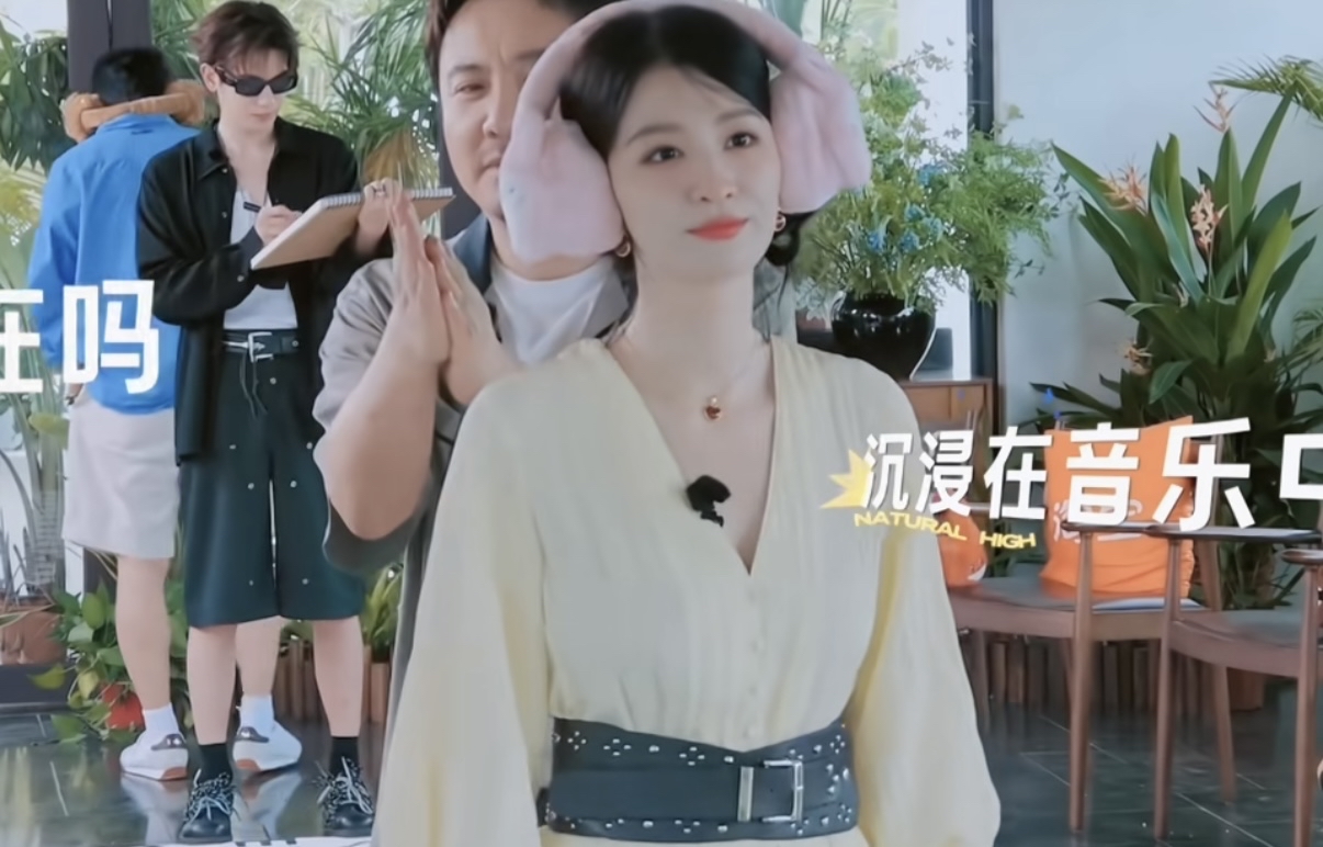 沈腾在王楚然背后拍巴掌没喊她，王楚然一直没反应，沈腾下一秒直接在王楚然面前翻白眼，范丞丞：“你就一直不拍她，一直让她在这晃。”
沈腾果然是有想法的，直接贴脸开大王楚然，在她面前翻白眼，这给王楚然直接吓一跳，王楚然戴着耳机听不到沈腾在她背后拍巴掌，这一下给王楚然整清醒了。
王楚然真的是太能玩的开游戏了