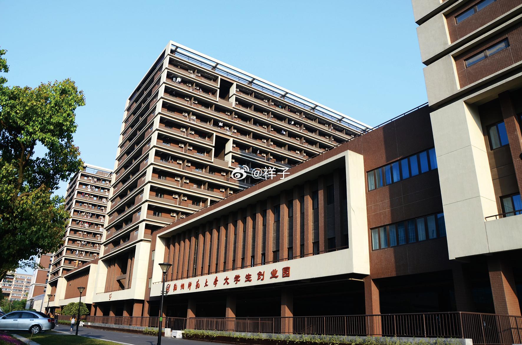 #杭州服务好#杭州给大学创业者发token卡，我是真没想到会这么发。不是你跑去要，是35家园区的创业者每人直接领一张，卡里10000积分、能抵500块大模型额度，杭州人才中心主动塞到你手上。
你正愁用AI写方案、做图、跑数据没额度，它先给备好了。换别的地方，这种事八成得先填表、等批、排期，能拖你半个 ​