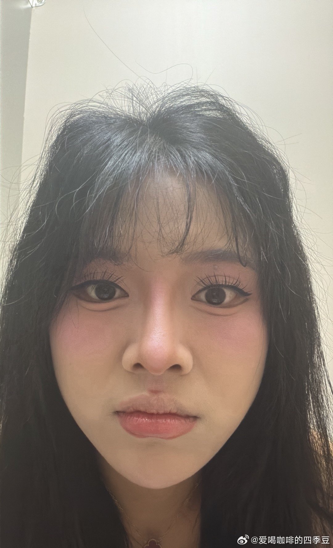 今天跑过来上班了 吃了一个苹果在高铁上又吃了一个苏打饼干 带上披肩 果然很舒服，还实用，一到公司同事亲手做的大虾，还有小蛋糕我就吃上了 虽然我不吃榴莲，但是我尝了一口，真的好甜又吃了同事的牛蛙吃了四只🐸晚上公司吃的重庆小面 在抖音刷了这么久了，你爸拍今天终于叫了外卖吃上了 就是好丽友 ​