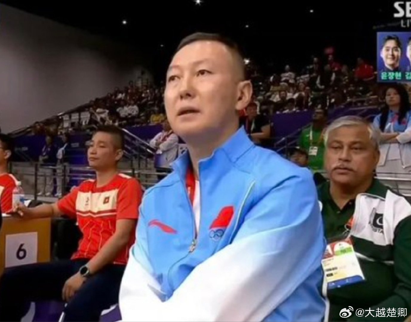 亚运赛场，韩国网民发现一位中国领队特别眼熟…… ​