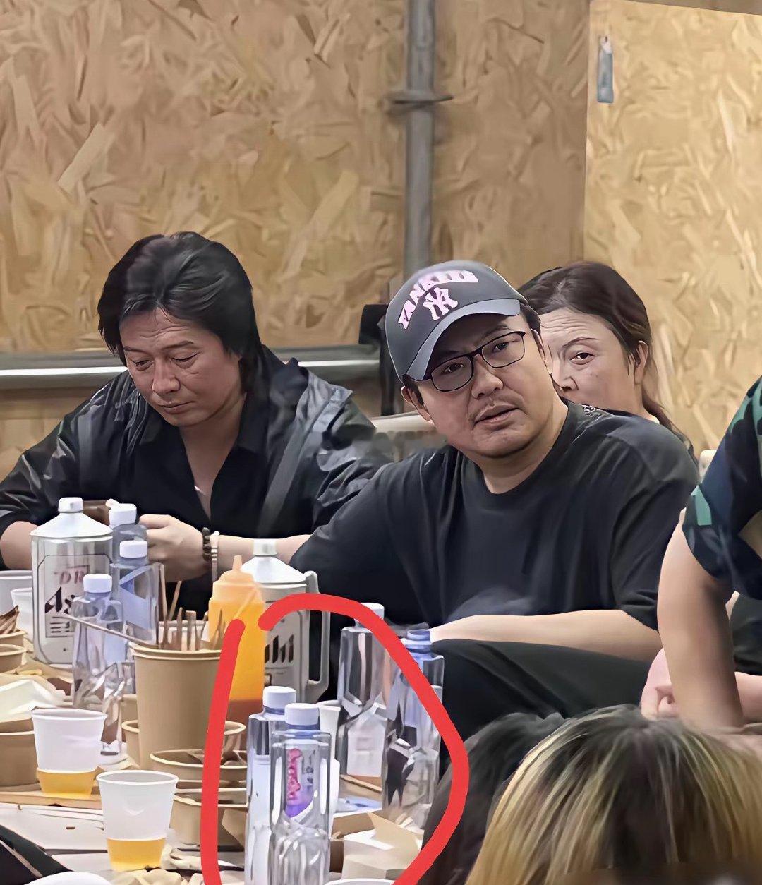 沈腾聚餐喝的是什么牌子矿泉水 ​