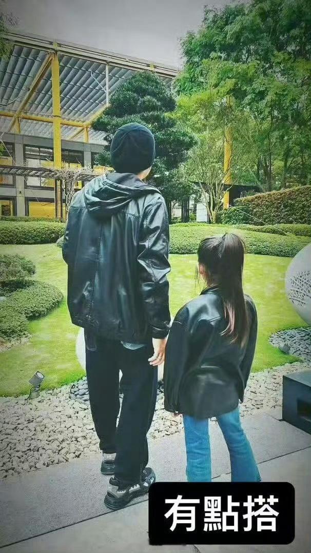 周杰伦晒牵着小女儿谢幕照，周杰伦演唱会落幕之后，在社交平台晒出手牵4岁小女儿Jacinda谢幕的照片，配文“今晚跟我美吗女士合唱了听妈妈的话”，温馨画面瞬间打动无数歌迷。

舞台上，小姑娘梳着双马尾，身着粉色小裙子，和爸爸同台合唱经典曲目《听妈妈的话》。一曲结束，周杰伦紧紧牵着她的小手，父 ​