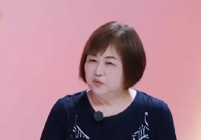 很多人都纳闷，陈妍希经历了这么大的婚姻变故，最近露面时状态非但没垮，反倒透着一股子松弛劲儿

看了她最近上的那档节目，我心里算是有底了，合着人家背后站着个高人

陈妍希这次把亲妈带到了镜头前，这位阿姨一开口，直接把全场给整破防了

老太太刚上来做自我介绍，那叫一个气定神闲，张嘴抛出个金句

“我姓万