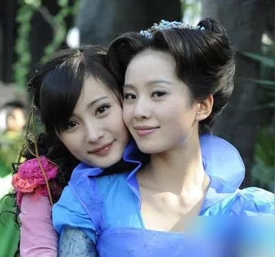 杨幂婚礼把捧花亲手塞给唐嫣，转头唐嫣结婚，杨幂连门都没进。
《仙剑三》那会儿，仨人好得能穿一条裤子。2011年盛典上，杨幂亲口说：我和刘诗诗没有不和啊，为什么我们要不和？刘诗诗在旁边笑。
结果刘诗诗后来被问婚礼为啥不请杨幂，直接一句：她结婚也没请我啊，我干嘛请她。
唐嫣2016年官宣罗晋，杨幂