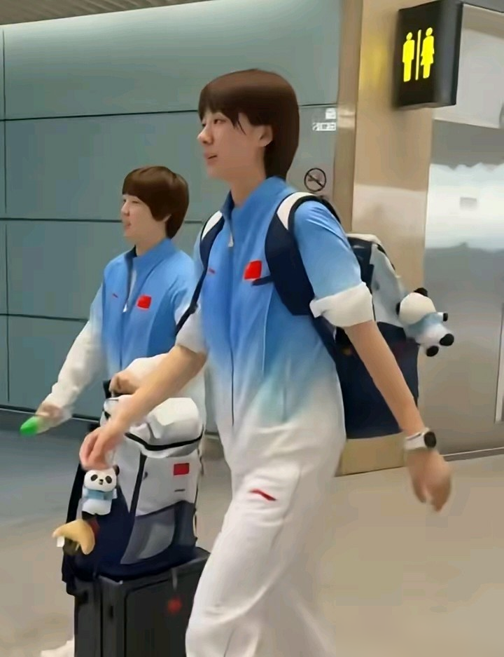 决赛打完，陈熠两条腿在场上直打晃，硬是咬着牙把七局打满了。
3比4输给张本美和，拿了个亚军。半决赛刚跟早田希娜撕完七局，隔天又拼到决胜局，这体能搁谁都得崩。可你看她输完接受采访，没怪解说带节奏，没提赛程太密，就一句：关键分自己打保守了。
转头穿上亚运队服归队，腰板挺得笔直，该训练训练，该备战备战