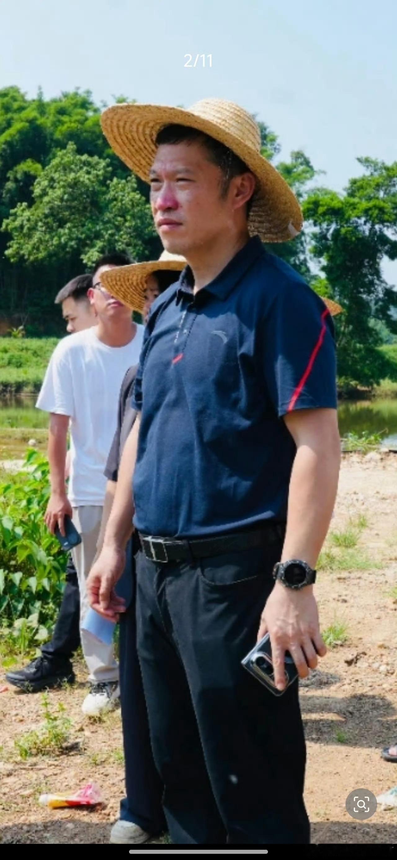 先有手表⌚️哥，现有手机📱哥，一县之长县委副书记调研配带上万元华为Pura X max手机📱富了自己，脱离人民公仆本质勤俭节约品德。 ​​​海南省人民普通人一个月工资3000元，这台华为万元手机相当于海南省人民几个月工资，一个月存下来1000元，相当于存一年的钱12个月×每月存1000元＝1.2万元，存 ​