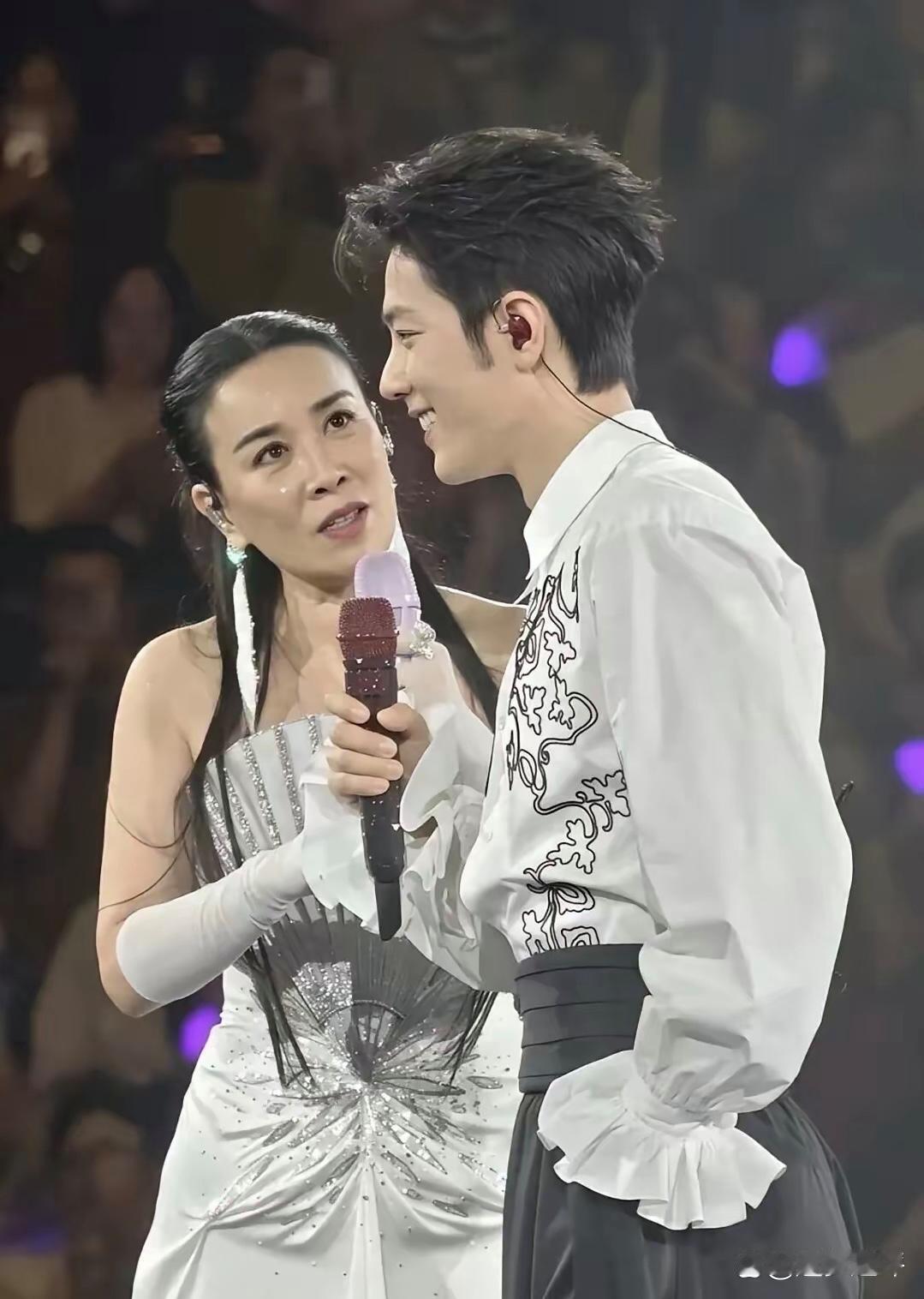 现在最后悔的人，估计就是开演唱会的那英了
那英北京演唱会，本来牌面很足。肖战惊喜同台，王菲低调现身，情怀、流量、唱功都有了。可最后冲上热搜的，偏偏不是歌，而是那套酒红色高定礼服。
正面看还算有气场，侧面和背后却太抢眼。镜头一切，观众的注意力全跑偏了。 
说到底，那英的问题不大。59岁还 ​