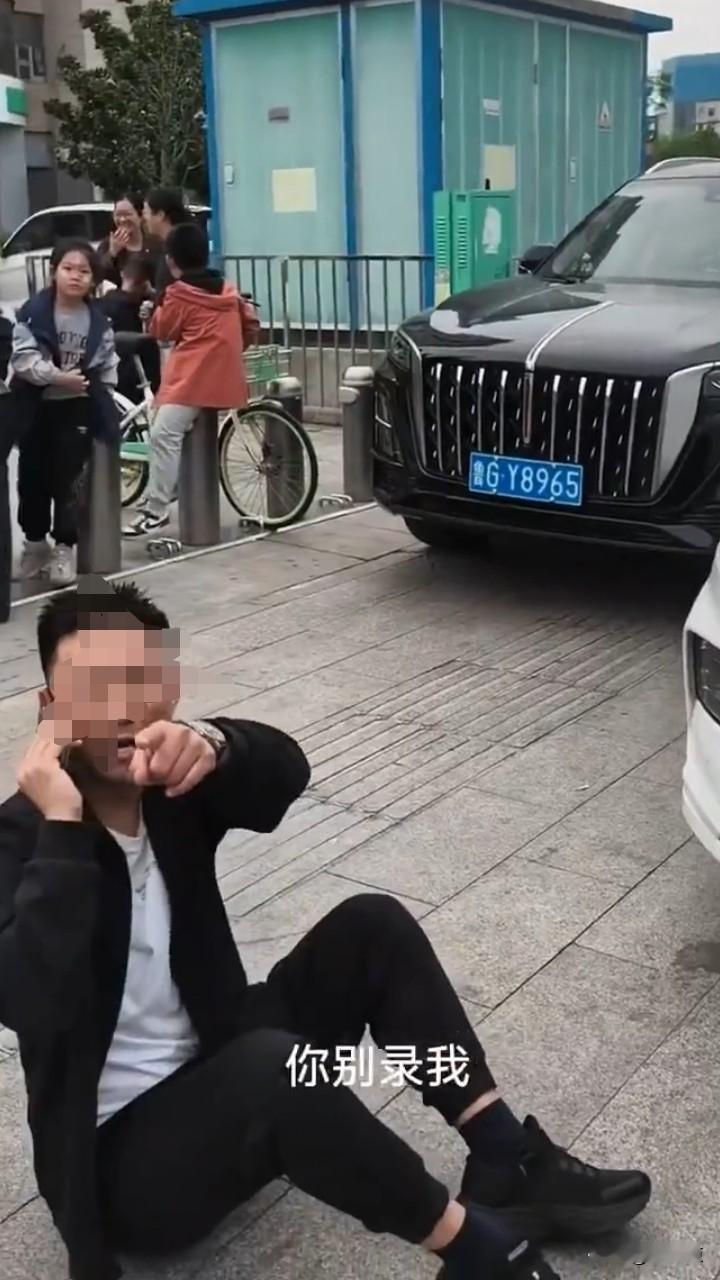人肉占车位还碰瓷？车都停了几秒他才&34;啪&34;倒地，行车记录仪全拍下来了！
 
山东某地，路边一个车位，一名男子直接站上去人肉占位，不让别人停。一辆白色五菱想开进来，车身稍微一动，男子&34;哎哟&34;一声就倒在了地上，爬起来就喊：撞人了！引来众人围观。
 
车主懵了：我车都没碰到你啊，两人争执不下，只好报警。民警