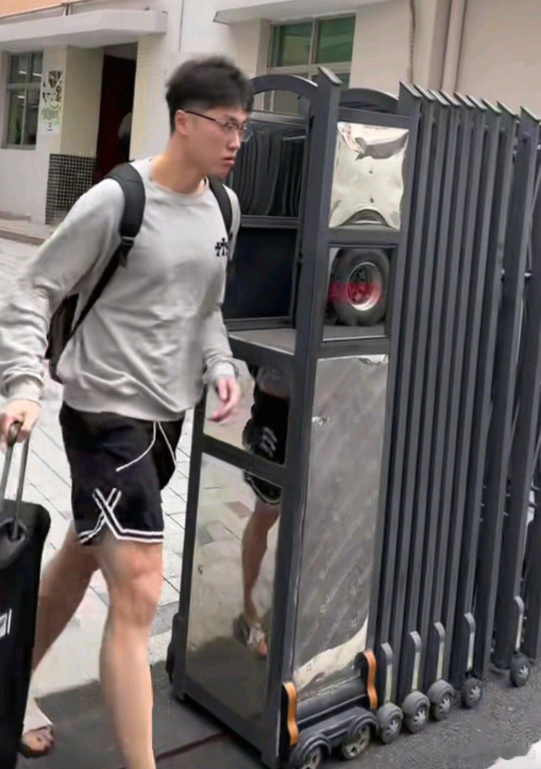 马不停蹄，广东男篮中午出发前往山东济南，备战第一阶段最后1个客场，焦泊乔受伤没有随队，内线轮换有些吃紧，期待小将王洪泽的发挥，加油广东队！ ​