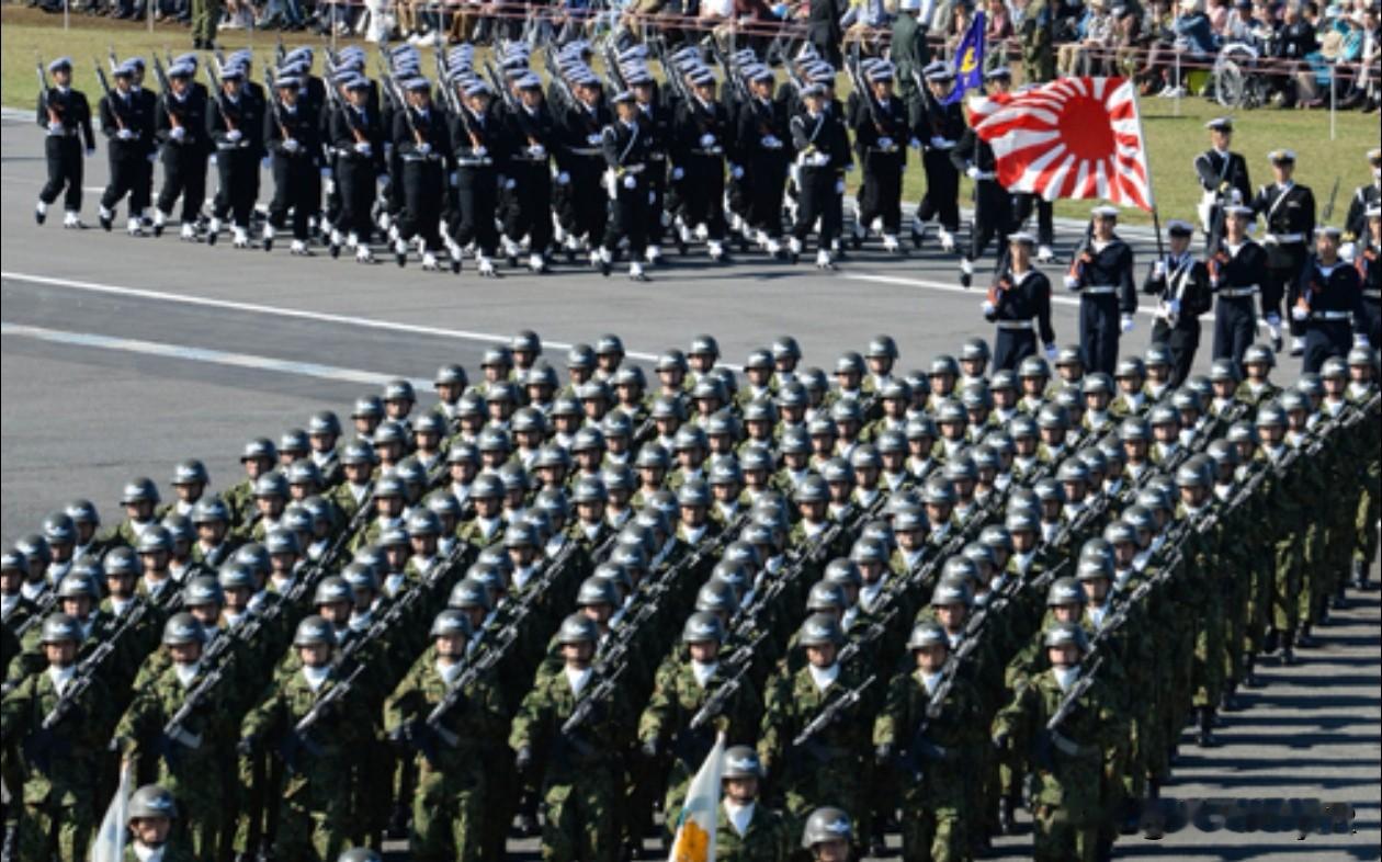 日本自卫队大规模扩编、发展远程打击，到底想干什么？！
 
最近日本自卫队计划大规模扩编，大力发展远程导弹、高超音速武器，拿到所谓“对敌基地攻击能力”，这已不再是过去专守防卫的本土防御力量，本质是战后日本军事战略的一次重大转向 。嘴上全部打着“周边安全环境恶化”做借口，实际野心可以拆成几层看。
 
第