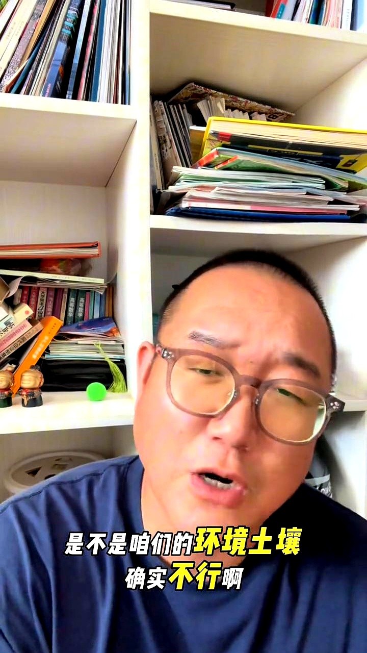 周琦回国打球后肉眼可见的退化，撕开了中国篮球青训最后一块遮羞布。

国内那点训练强度和比赛节奏，好苗子留下来只能被同化。别搞什么集中圈养闭门造车了，看看隔壁董路带孩子怎么弄的？直接把十几岁的娃娃扔到海外去摸爬滚打。

日本体育早就蹚出了一条路，不管国内体系多完善，就是拼了命把人往欧美高水平联赛送。量