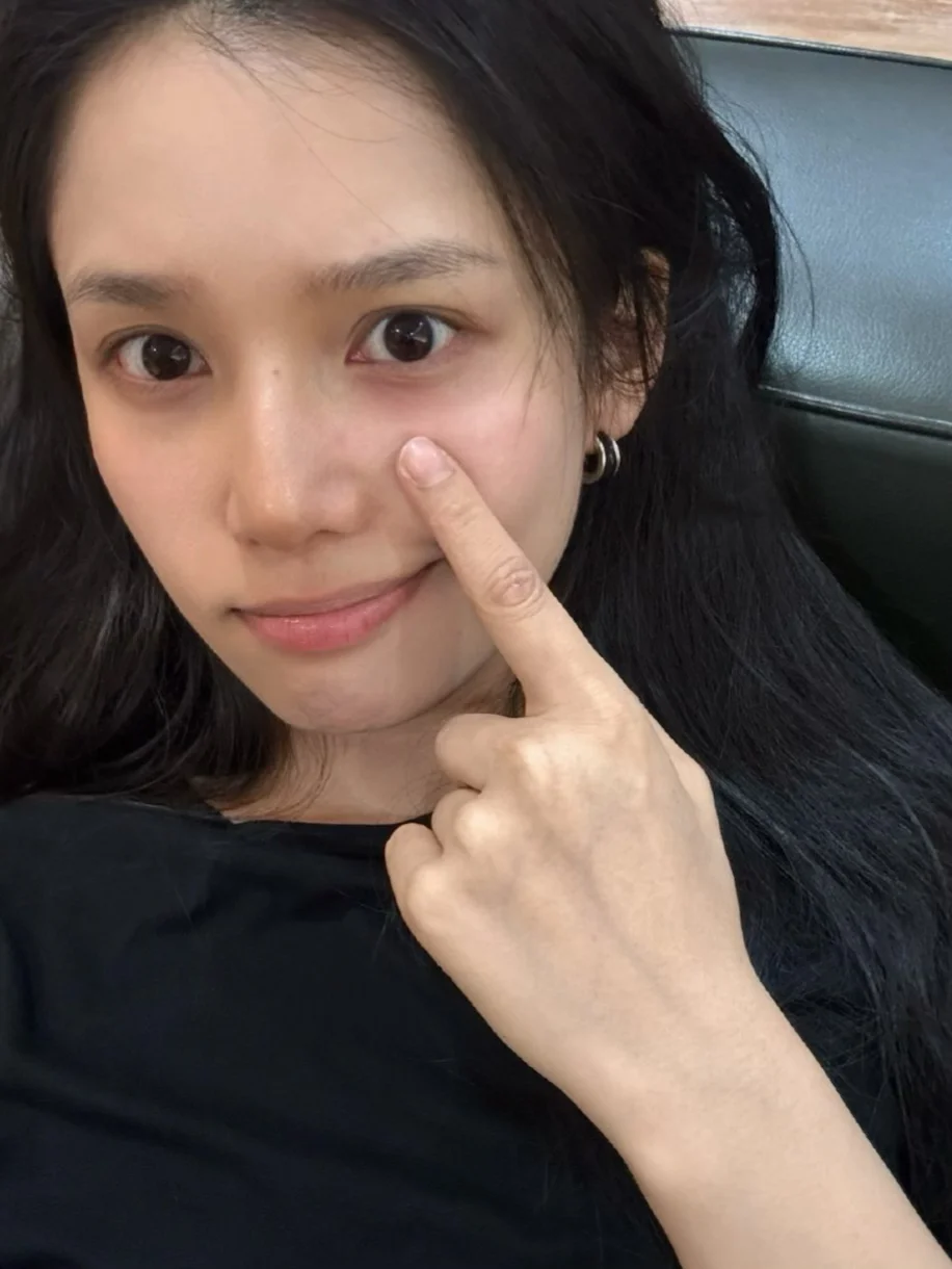 底子真的太硬了，张婧仪框框发素颜照