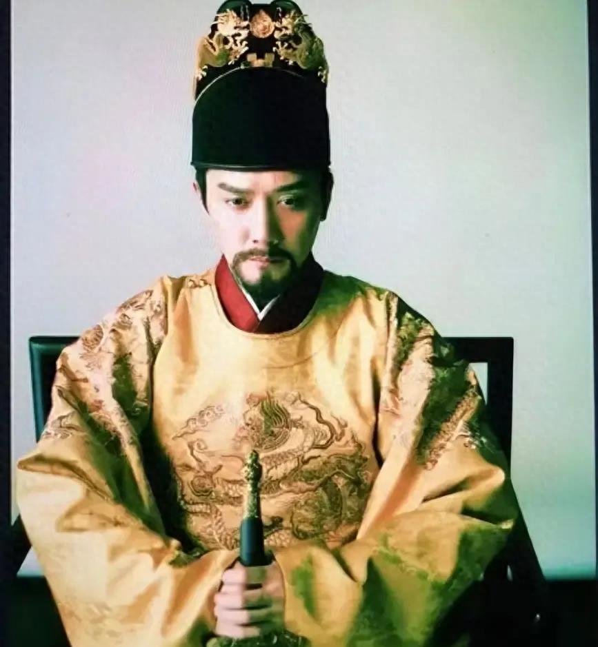从“藩王造反”到千古帝王：朱棣为何能打下永乐盛世？

如果说明朝最有争议的皇帝是谁，朱棣一定排得上前几位。

因为他的皇位，不是正常继承来的。

而是硬生生打出来的。

公元1399年，燕王朱棣在北平起兵，公开对抗朝廷。这场后来改变大明命运的战争，被历史称为：

“靖难之役”。

很多人后来把朱
