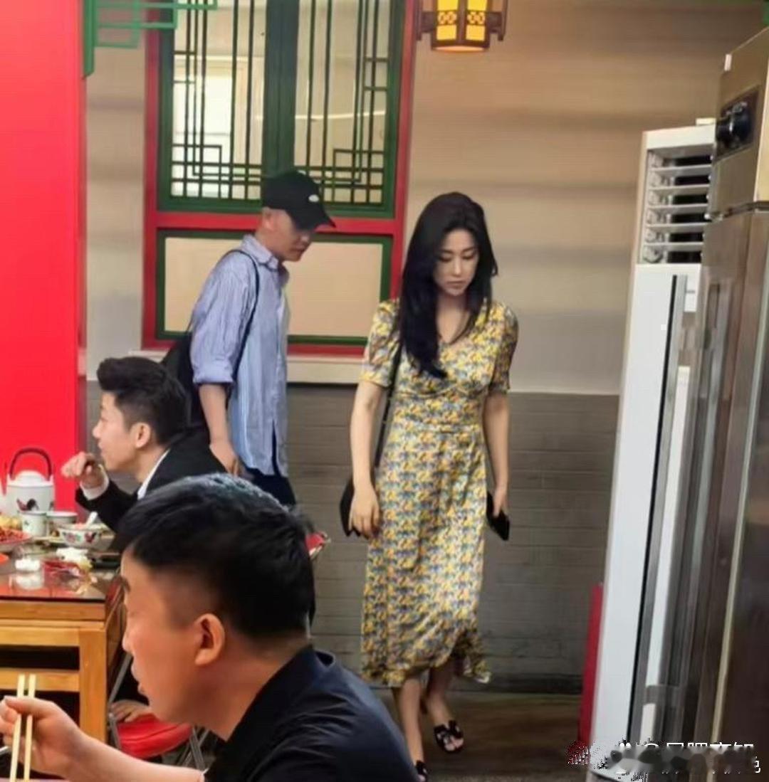 40岁朱珠在北京餐馆现身，穿长裙配拖鞋，长发飘飘，老美了！女明星跟普通路人差别可真大。 ​