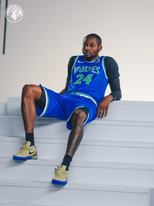 首秀中规中矩！库明加14分钟4中2，贡献8分2篮板 2次犯规
10月6日讯 NBA季前赛，森林狼116‑97大胜雄鹿。
本场比赛，森林狼新援库明加迎来首秀，场上打得很积极，首发出战14分钟，投篮4中2，三分球1中0，罚球4中4，拿到8分2篮板，有2次犯规，正负值+11。#NBA[超话]# ​
