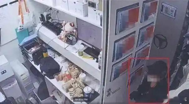 【#上海女导购薅了公司72万余元##上海一服装导购两年偷卖门店衣物#】
近日，上海虹口区检察院通报，某知名服装品牌兼职导购沈某某在两年多时间里，利用职务便利夹带门店商品离店并对外出售，销售金额达72万余元。
8月6日，虹口区法院以职务侵占罪判处沈某某有期徒刑两年，缓刑两年，并处罚金15万元。
2 ​