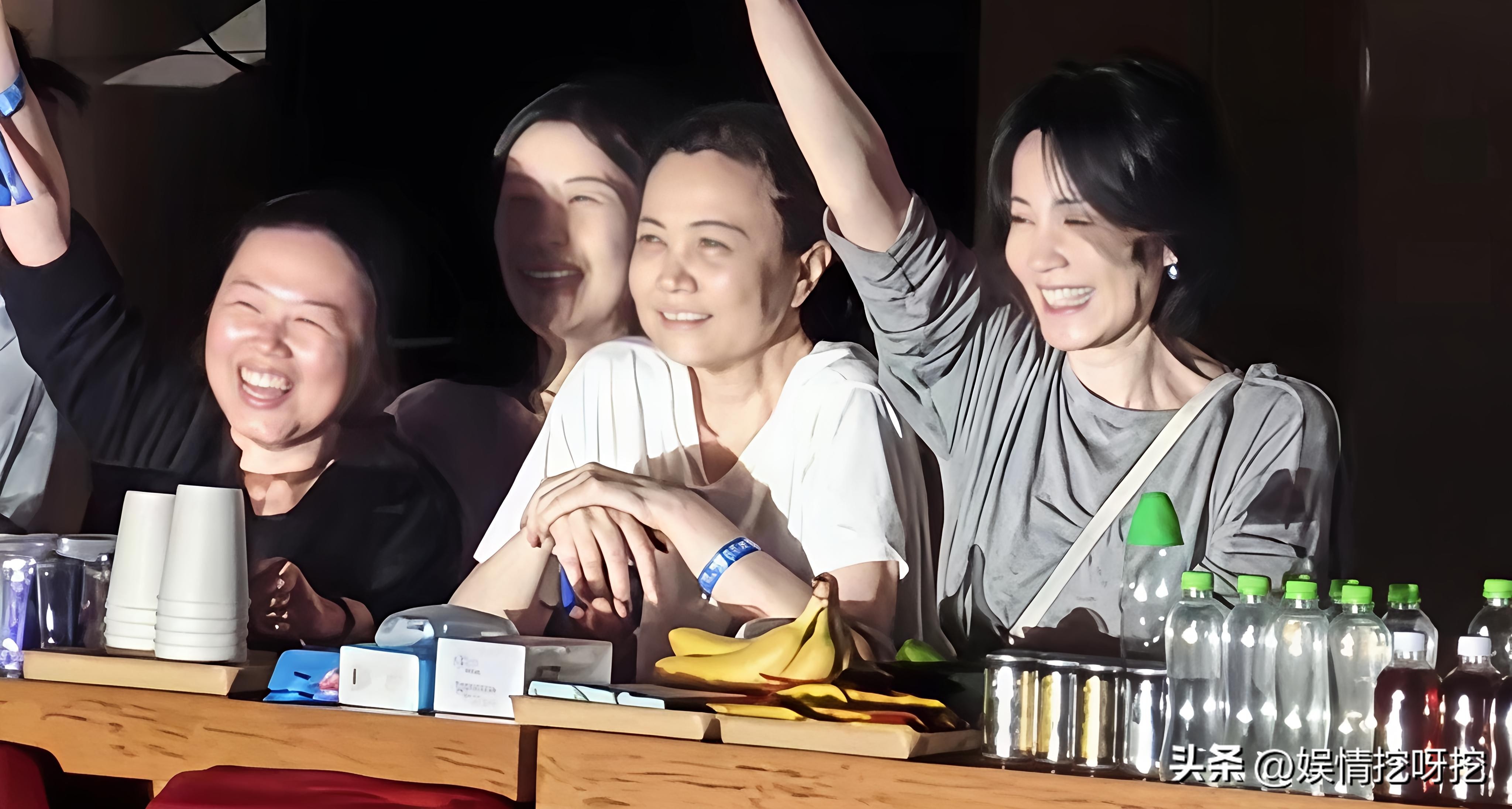 终于明白那英演唱会，

为什么有那么多明星来捧场，

不是因为那英的咖位有多高，而是因为参加的王菲、肖战、宋丹丹、黄渤、

杨坤、王凯、管虎和梁静夫妇、毛阿敏、殷秀梅、张碧晨、龚俊、李沁、

马思纯、张晚意等等，不是在北京有房，就是拍戏工作在北京。

所以那英在北京开演唱会，他们自然顺道就过去了。