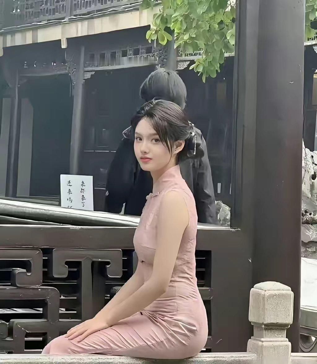 路人拍的艾米，才17岁，这模样以后肯定会大火的吧​​​​