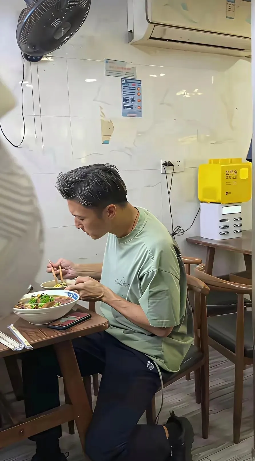 谢霆锋褪去星光，坐在街边小店吃一碗面。
感慨人生，娶同为明星的伴侣，大家都各自忙碌，回到家里未必有人备好热饭热菜。
纵然光环满身，很多时候，也只能自己在外解决一餐饭。
风光是给外人看的，冷暖终究只有自己知道。