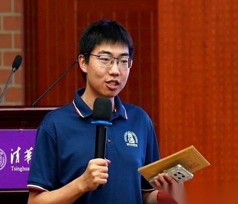 2017年的夏天，691分的甘肃省理科最高分，砸在了兰州一中肖智文的成绩单上。换做一般人，拿到这块顶级的敲门砖，多半得对着各大名校的高薪专业排行榜盘算个几天几夜，但他没有。这小伙子直接把志愿填到了清华大学钱学森力学班，理由硬核得没有一点弯弯绕绕：从小就喜欢折腾航模，甚至能自己捣鼓出一架无人机。
进了