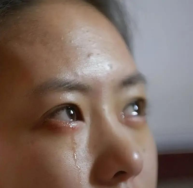 2019年10月，51岁的王冉在意大利古堡娶了34岁的童瑶。差17岁。2026年3月，一张街拍照片流出，网友留言说，她把老公熬成了爹。
婚礼在罗马郊外一处古堡办的，徐小平做的证婚人。消息传回国内，评论区不怎么好听。最多的一句是抱资本大腿。那年童瑶34岁，王冉51岁，差17岁，易凯资本创始人，哈佛本科