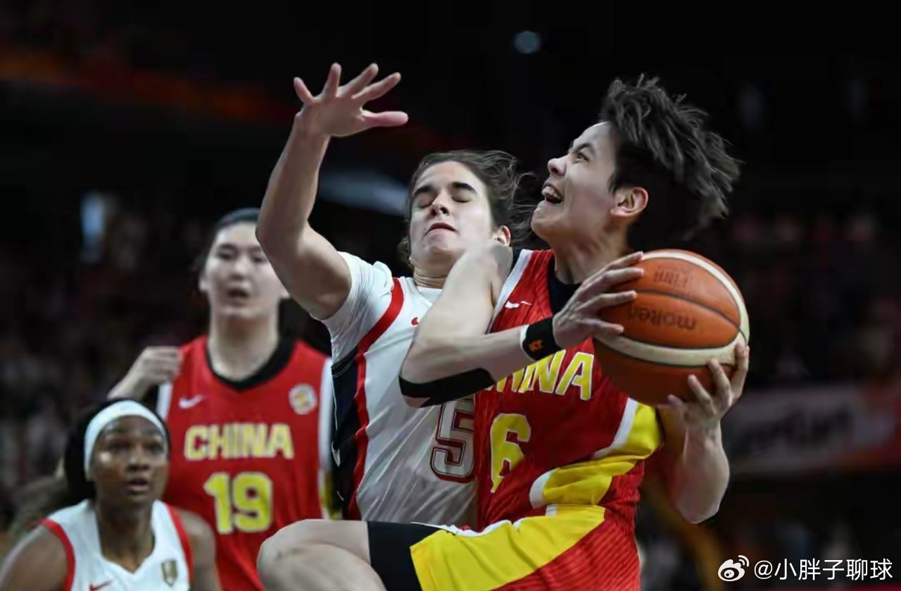 61-94惨案！中国女篮世界杯开门黑，李月汝缺阵15战全败美国
北京时间9月4日，2026年女篮世界杯小组赛D组首轮，中国女篮迎战卫冕冠军美国女篮，最终中国队61-94大比分不敌对手，遭遇本届世界杯开门黑。这也是中国女篮在国际篮联正式比赛中第15次对阵美国女篮，依旧未尝一胜，延续了交手全败的纪录。
这 ​