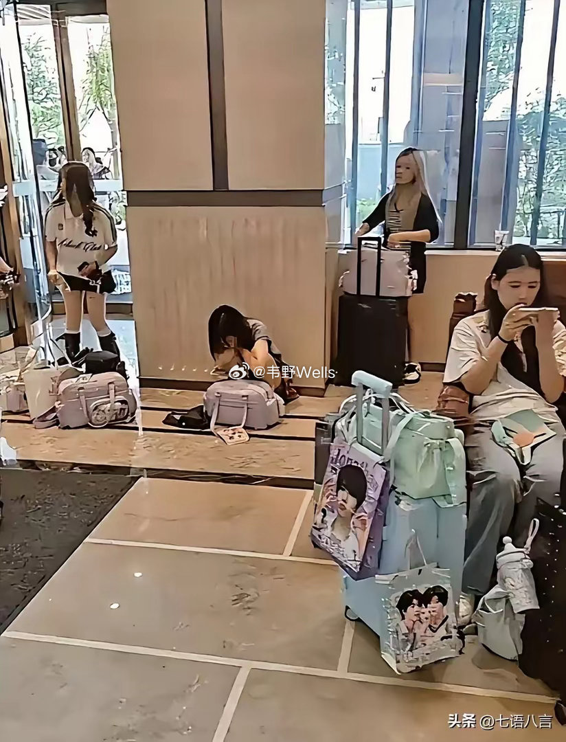 女孩疯狂追星的事最近闹得沸沸扬扬，不少网友忍不住吐槽：以后年轻人的指望难道全要靠“男花朵”撑着？

有家长随手拍到好多年轻女孩直接蹲在商场大堂追星，席地而坐，眼神直勾勾盯着前方，魂都像飘没了。其中不少人早就毕业了，自己没收入，全靠家里给补贴，可砸钱买演唱会周边、做应援的时候眼睛都不 ​