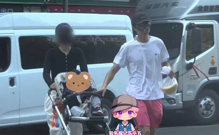 白宇帆私下的家庭画面被拍到，隐婚的妻子和儿子首次曝光，满满的烟火气，看着格外温馨✨
 
画面里，白宇帆打完球和朋友道别，先去水果店附近接上妻儿。妻子带着孩子先上车，他细心把婴儿车收好放进后备箱，随后一家人出发去公园。
 
在公园里他全程耐心陪伴孩子，牵着儿子玩蹦床，孩子攀岩