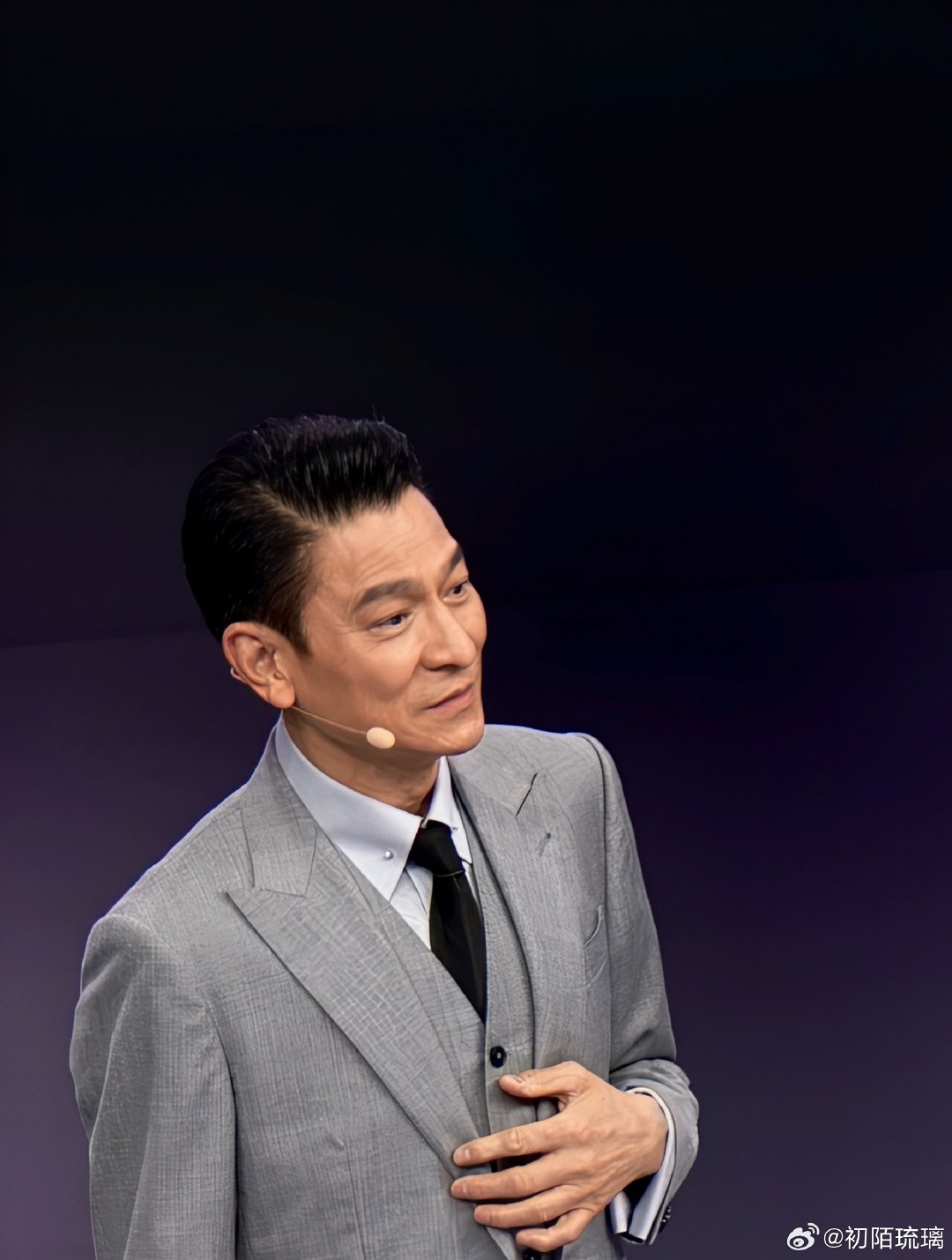 #谁能看出刘德华已经65岁了# 现场那份从容不迫的优雅感，真的是靠几十年如一日的自我管理和沉淀换来的，绝不是随随便便就能装出来的 #刘德华这张脸还是太权威了# ​