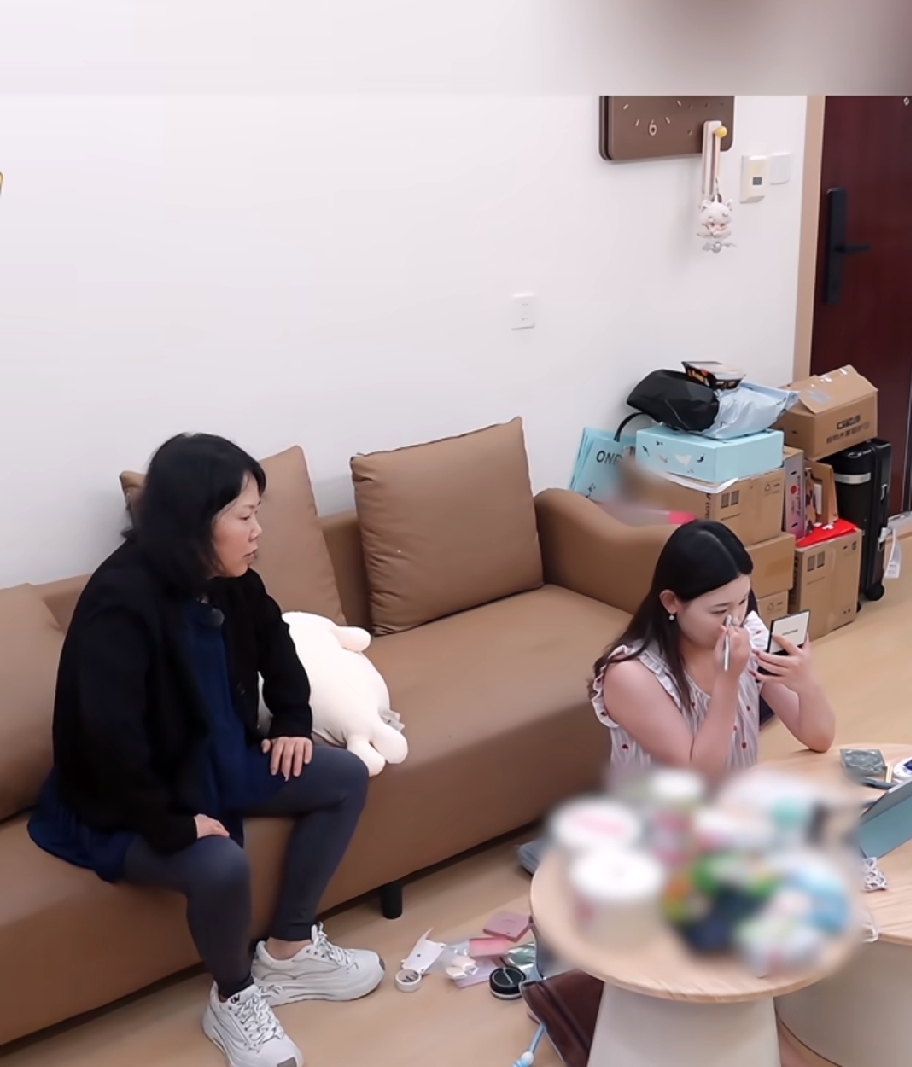 看《我家那闺女》这段真的太戳心了🥺
张家齐和妈妈这种“陌生式母女”，不是吵架，不是敌视，是那种安静的疏离。
 妈妈会下意识关心一句“凉不凉”，可除此之外，两个人之间好像隔着一层厚厚的墙。张家齐自顾自地化妆，没有太多回应，没有撒娇，也没有轻松的闲话，客气、安静，甚至比和陌生人相处还要拘谨。
 很多人不