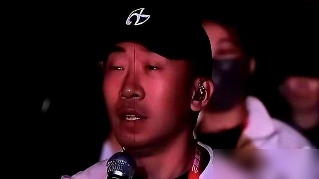 周杰伦演唱会点歌环节，杨迪喊了句《半兽人》，直接被拒了。
没伴奏，提词器也没有。几万人的场子，气氛瞬间僵住。
杨迪愣了一秒，立马改口喊《爱琴海》，还顺手把刘畊宏拽出来挡枪。全场爆笑，周杰伦都乐了，这事就翻篇了。
这反应速度，真不是练出来的。综艺里摸爬滚打十几年，什么场面没见过。
前阵子还有人