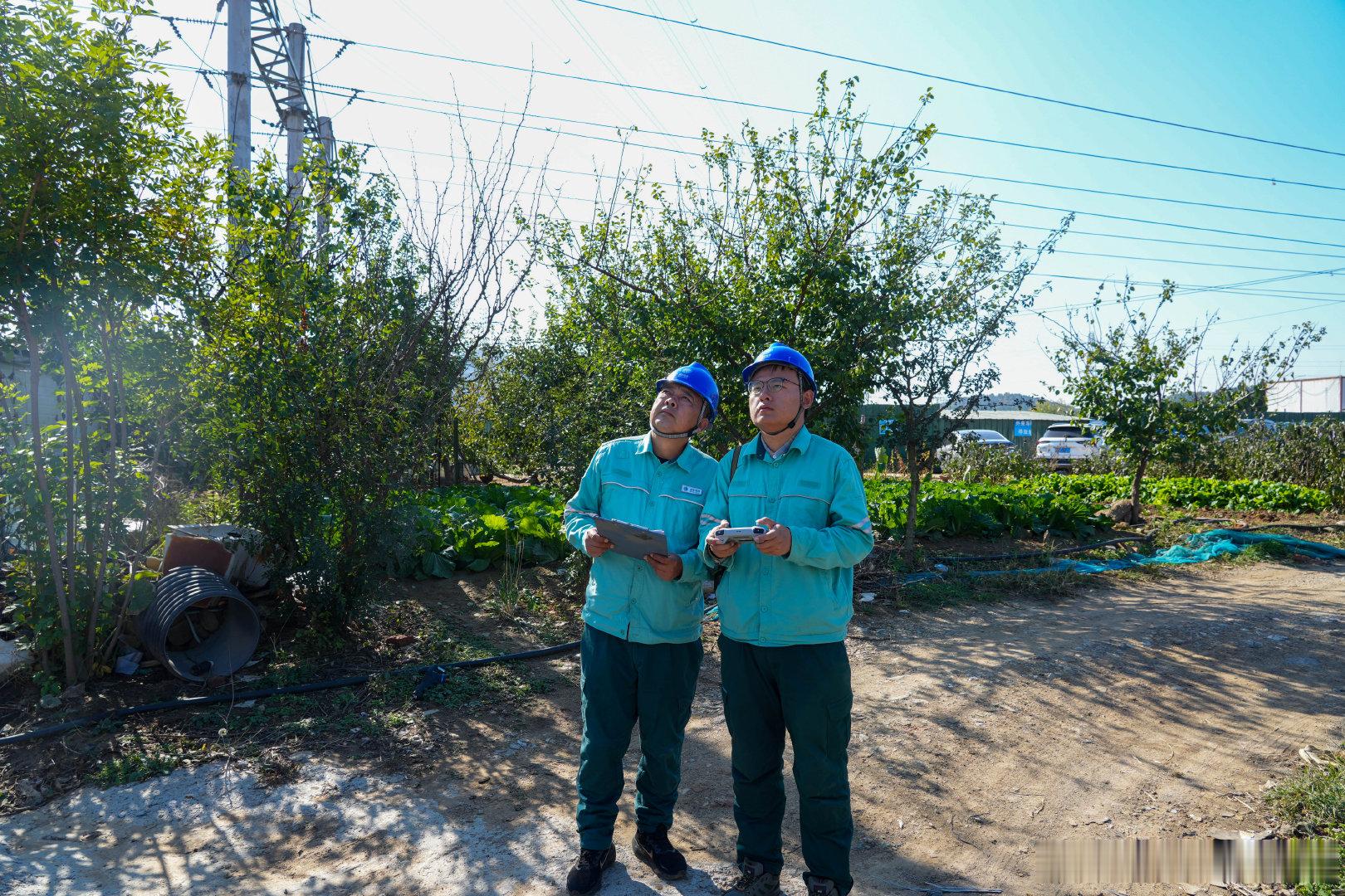 【输电线路巡视 保障可靠供电】10月22日，组织工作人员在220千伏福义线开展巡视，利用望远镜、红外测温仪、无人机等设备检查线路运行状态和杆塔基础，及时排查消除安全隐患，全力保障电网安全稳定运行和沿线客户可靠用电。 ​