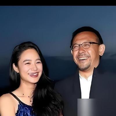 姜文这回不玩枪，改弹钢琴了，还是郎朗他爸。62岁，零基础，硬啃贝多芬，片场实弹，不找替身。投资2.9亿，葛优马丽于和伟全给塞进去，就为拍一个爹怎么把儿子逼成世界级钢琴家。
沈阳到美国，练琴练到吐，高压父爱那套，换别人拍准是苦情戏。姜文不，他管这片叫《你行！你上！》，听着就像抬杠。
北影节上他冲底