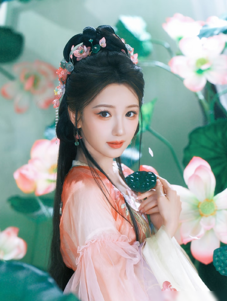 侄女给演员当助理，在片场差点没认出来毛晓彤，说真人脸小得不像话，那俩酒窝一笑，整个走廊都亮了。
她之前只在电视上看过，觉得就是普通甜妹。结果现场一看，素颜蹲在监视器前面啃苹果，跟导演对台词，声音软但每个字都清楚。转脸跟工作人员说话，眼里带着笑，没一点架子。
最绝的是反差。侄女说她刚看完《余生有涯