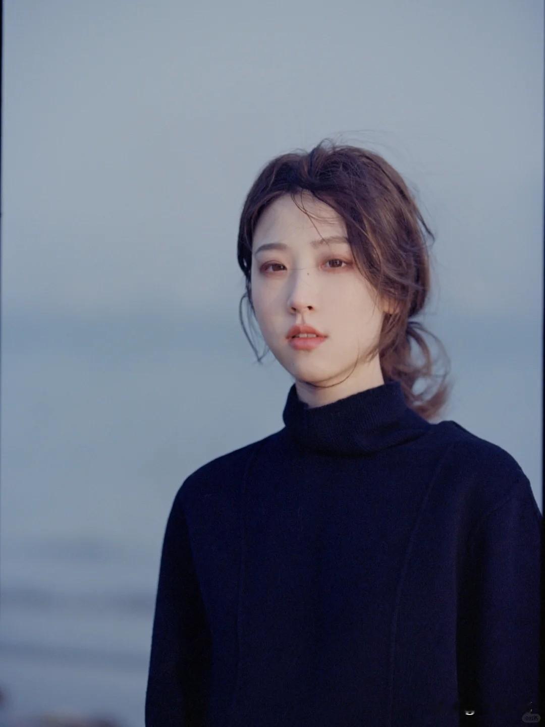 清冷系校花小姐姐，双眸是杏眼却带着浅淡的坚定，瞳仁是透亮的褐玉色，像盛...