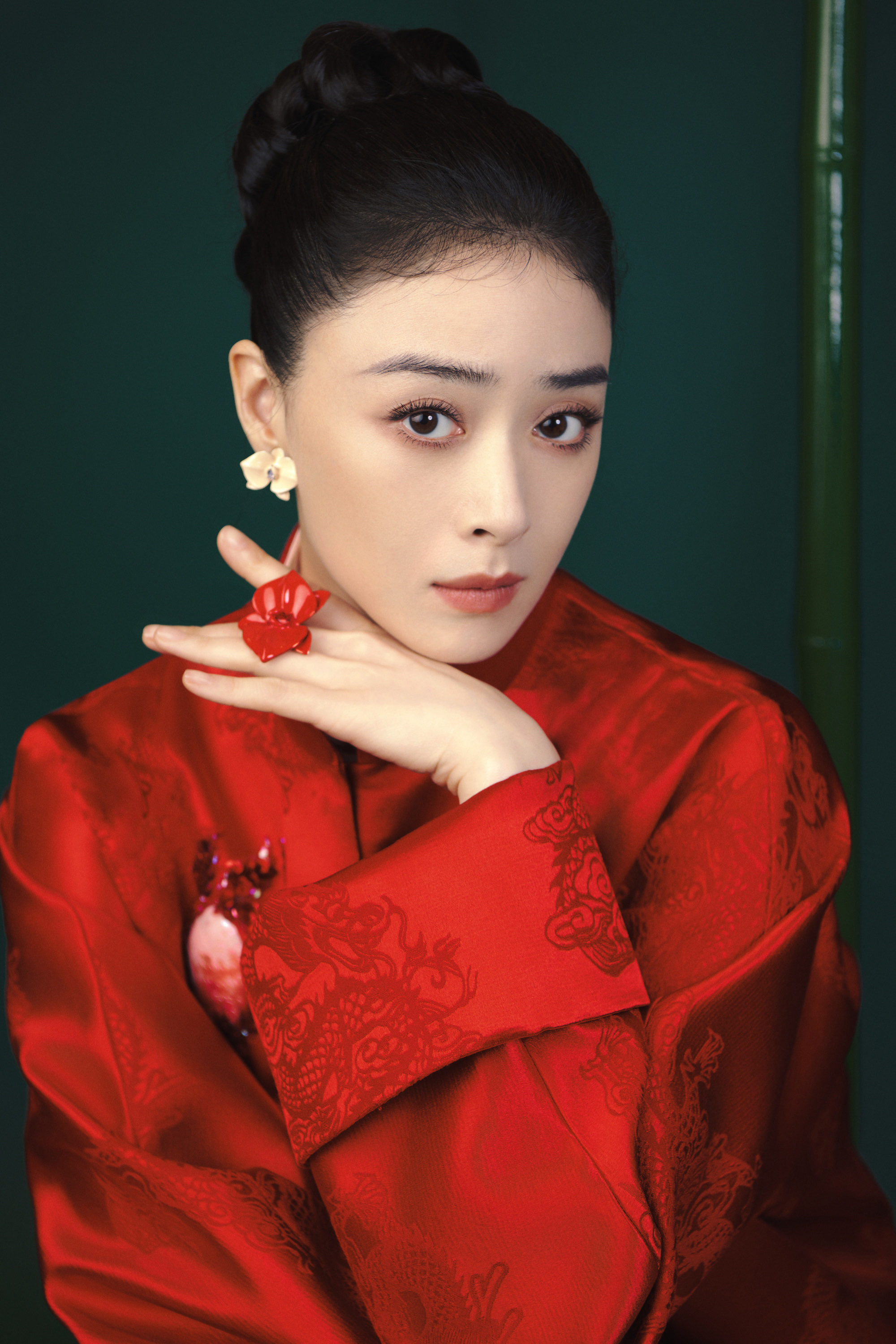 说实话，
蒋欣还是脾气太好了，被男设计师马凯当众亲脖子，笑笑就过去了，居然一点儿也没有生气。

看现场视频，马凯凑近亲蒋欣的时候，蒋欣明显被惊了一大跳。说明亲脖子这件事，马凯没有提前和蒋欣沟通，导致她一点准备都没有，差点儿失去表情管理。

在中国传统文化里，脖子属于个人私密敏感区。一是脖子、颈侧的皮