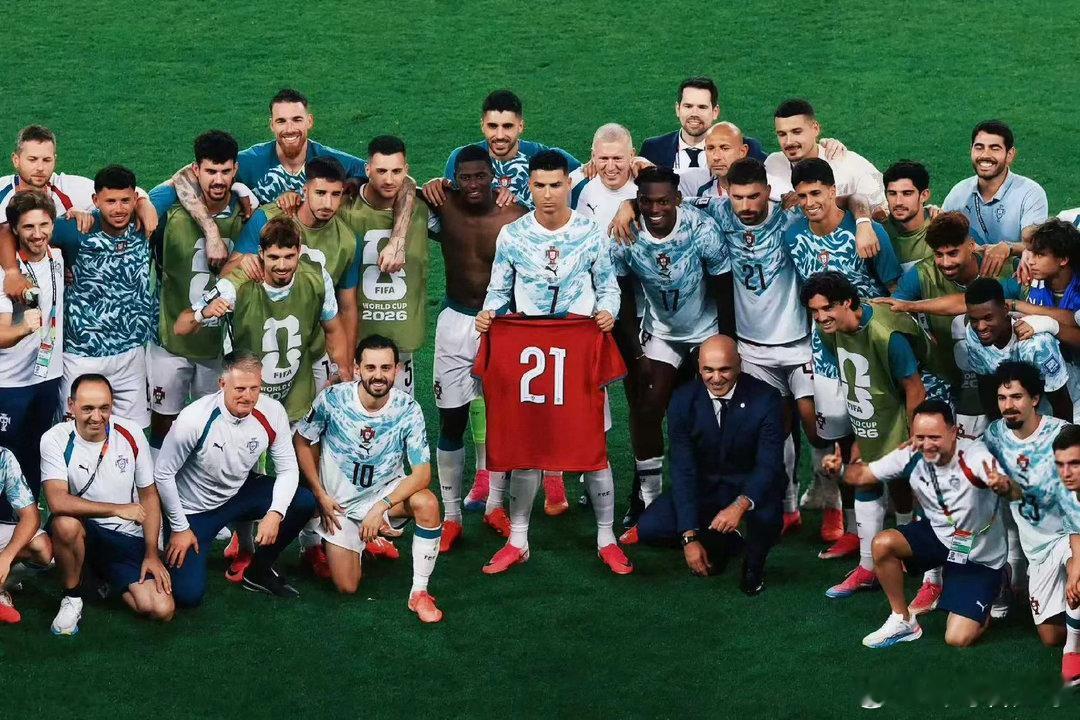 葡萄牙vs威尔士
005 欧国联
方向：主胜
年龄：2:0 2:1 1:0
进⚽️数：2 3 1
葡萄牙赢的根本原因：

整条队伍几乎全部效力欧洲顶级联赛，各个位置都有世界级球员坐镇。中场B费、B席掌控节奏，莱奥、内托边路具备爆炸突破能力；迪亚斯领衔后防，迪奥戈·科斯塔把守球门，锋线终结点储备充足。板凳深度极强 ​