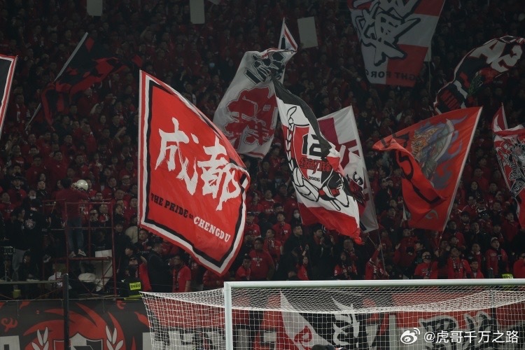 #中超##球迷##离世##安全##悼念#
R.I.P.八月期间两名中超球迷现场观赛突发晕倒后离世

8月期间，中超赛场连续发生两起球迷离世悲剧。8月22日成都蓉城vs上海申花赛前，球迷刘某在入场过程中突发晕倒，经抢救仍不幸离世。8月1日天津津门虎主场，一名球迷在看台区突发晕倒后去世。

时值酷暑，球员巴顿曾 ​