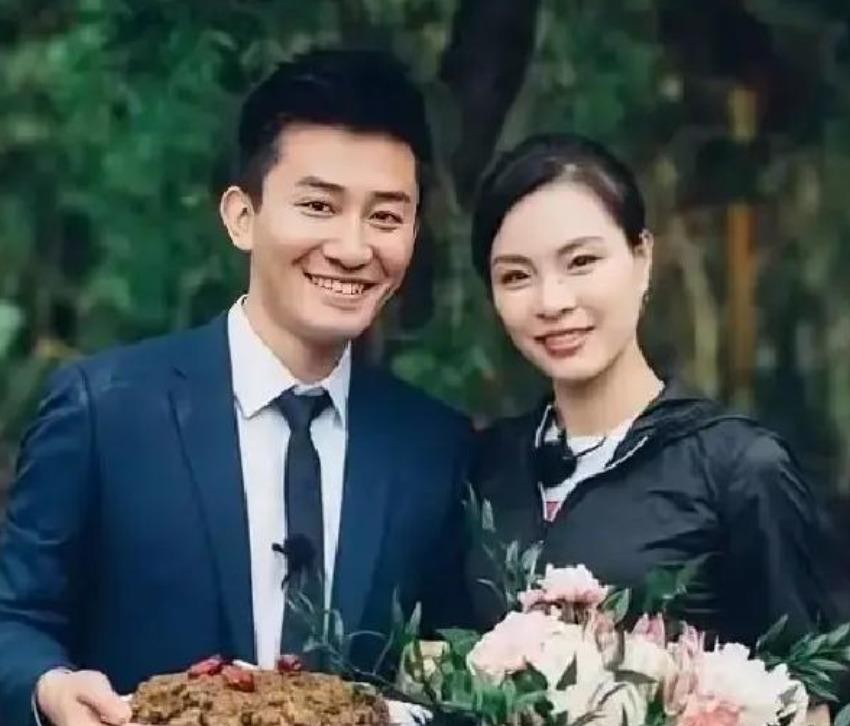 陕西富平的流水席上，吴敏霞一身凤冠霞帔，双膝跪地给婆婆敬茶。镜头扫过，婆婆脸上的骄傲藏不住。
婚后她定居上海，两次怀孕，婆婆一次没来探望。外人嘀咕：这是嫁了多大的豪门，规矩这么重？可张效诚不过是个普通工薪家庭的播音员，水立方里播报过她的名字，她低谷伤病时拎着盐水鸭坐最早高铁来陪她。
她拒绝了两百万的