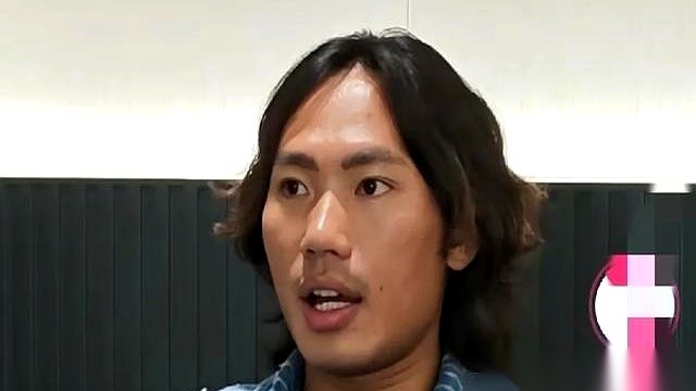 歌手侯浪在包头体育场救场的那段现场画面，最近被很多人翻出来反复看。
三万人坐满的看台底下，原本的主咖李克勤因为航班延误没能到场，后台管理人员只能临时找他顶上舞台。
没有排练，台前没有提词屏，他就攥着一台放伴奏的手机，只靠耳返和后台沟通，硬生生连唱了整整两个小时。
偌大的体育场里射灯全打在他一个人身上