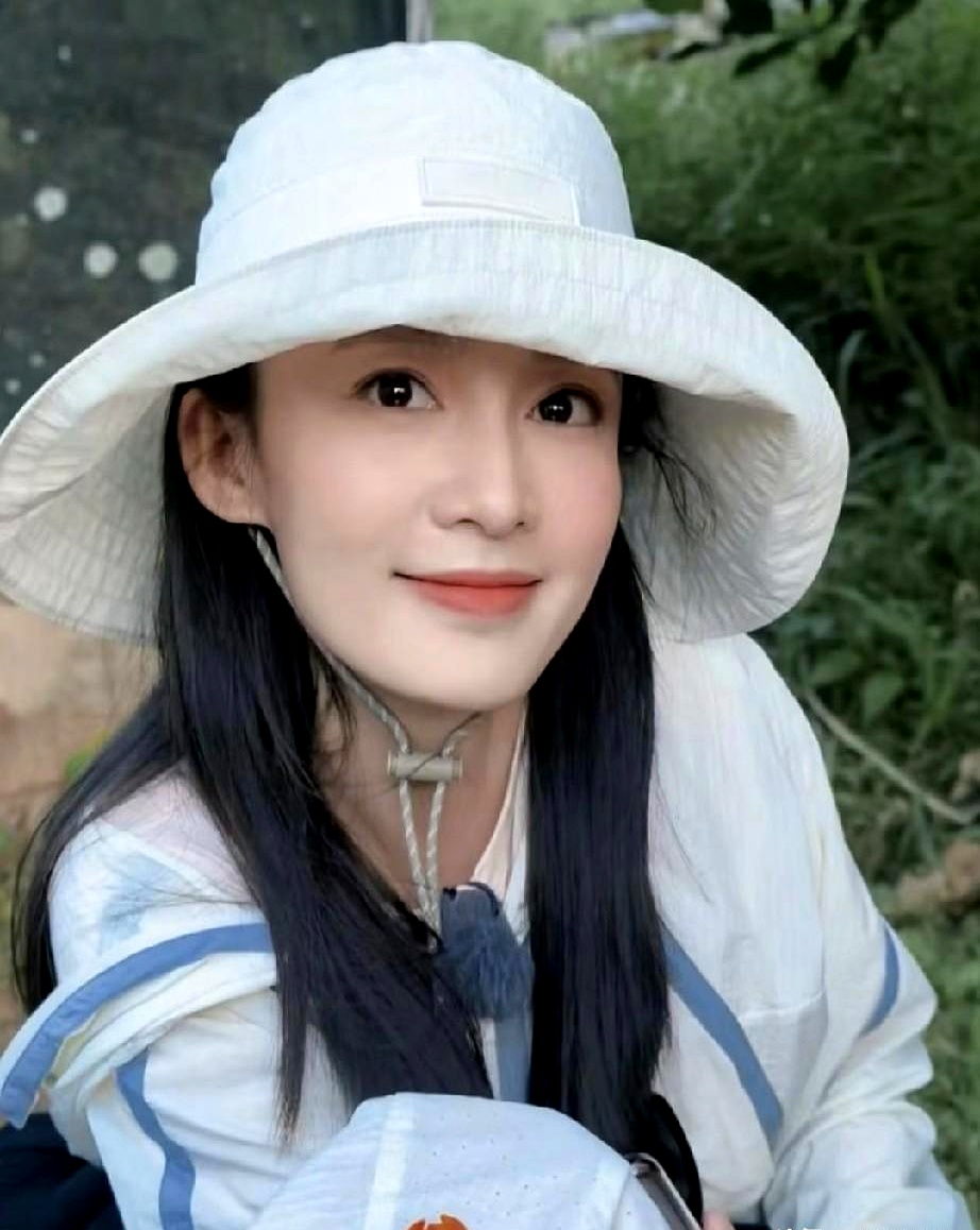 要不是张雅琪最近在《中餐厅》里闹出这么大动静，谁能想到脾气那么好的李沁，在一年前的节目里被她气成那样
 

那时候李沁35岁，张雅琪才27岁，一个老老实实去录节目的女明星，硬是被这小年轻折腾得够呛
 

看得人心里直冒火，偏偏李沁是个极讲究体面的人，这一年里硬是没在公开场合抱怨过半个字，给足了对方脸