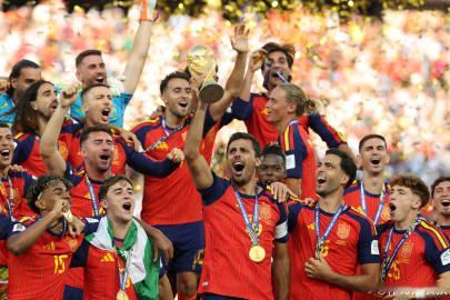 金色的雨落回你们的肩头 <br />西班牙队加冕2026世界杯冠军🏆...
