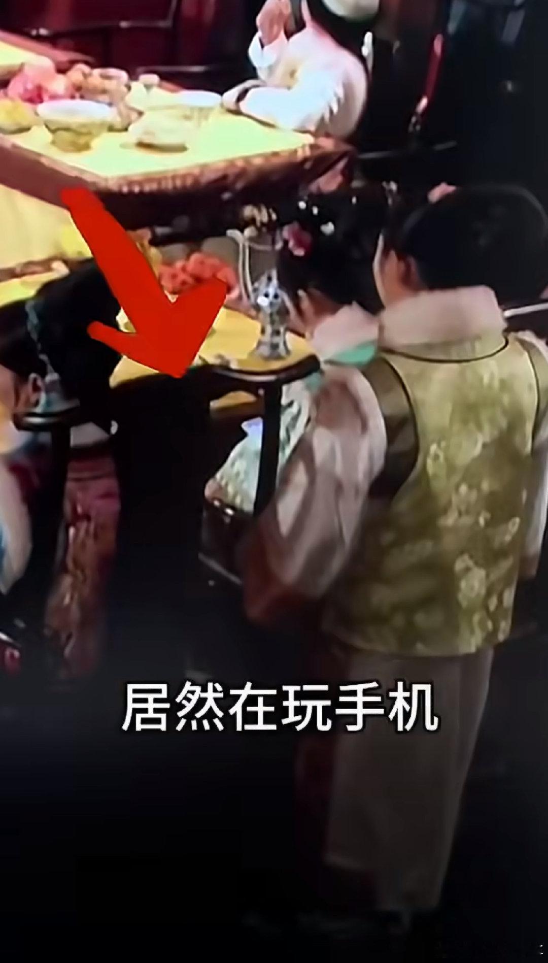 #甄嬛传第5集25分11秒#
后宫摸鱼名场面！宴席上纯常在疑似玩手机，不得不佩服网友的火眼金睛[允悲]看完都想重刷这部剧了 ​