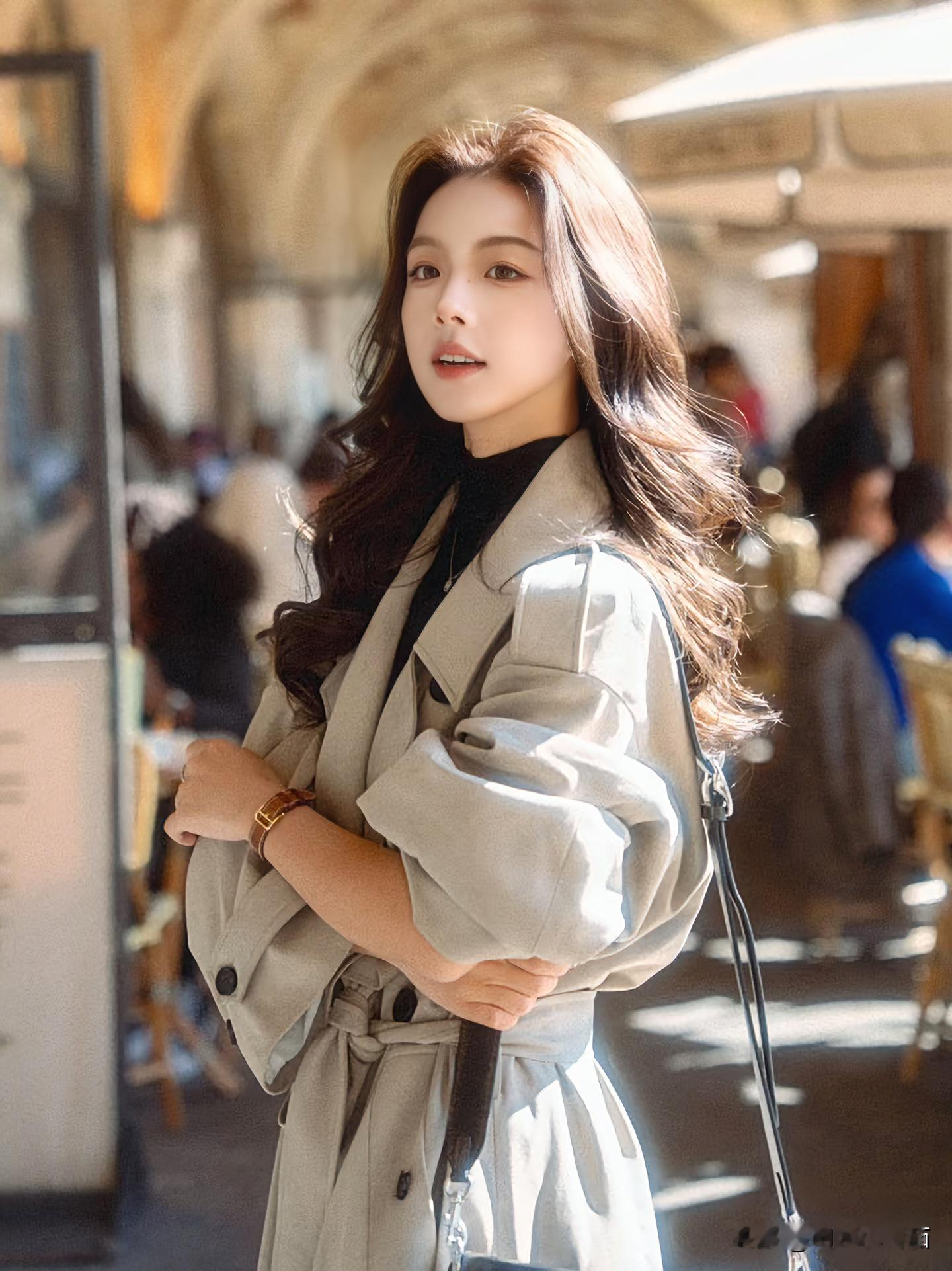 『心动瞬间ℓ法式微风与浪漫』 浅米色风衣裹着日光，她抬手掠发的弧度里...