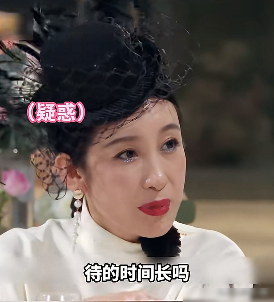 秦海璐以前在片场，那是真敢动手的主儿。公开说过，碰见不背词耍大牌的，大嘴巴子直接抽过去。导演拍得烂，她当面就怼：会不会拍啊，拍的什么玩意儿。2009年上综艺，主持人拿地域菜刁难她，她反手把山东菜东北面食报了个遍，对面直接接不上话。
就这么个炮仗脾气，现在上节目被刘涛一句话揭了底。
刘涛说，秦海璐