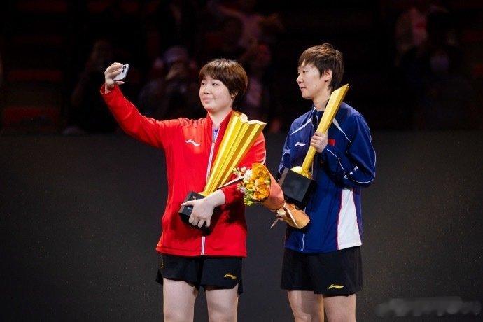 #国乒女单中国大满贯#国乒女单火力拉满！中国大满贯赛场，女乒姑娘们接连过关，持续上演精彩攻防。无论是扎实的旋转落点，还是关键分上的冷静处理，都尽显国家队的硬实力。

一路稳扎稳打迎战各路强敌，每一场对决都看点十足。期待队员们继续保持状态，全力以赴冲击更高荣誉，为国乒拿下好成绩！ ​