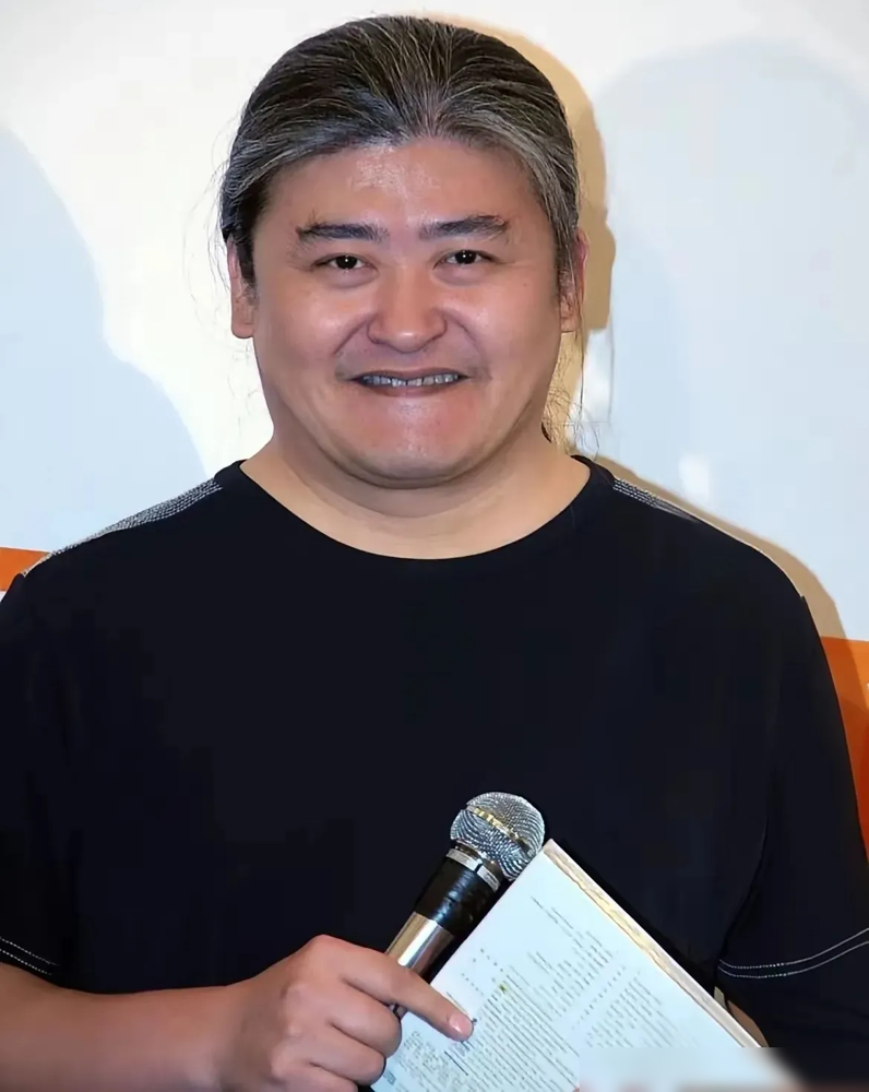 娱乐圈师徒翻脸比翻书快，刘欢家里那锅红烧肉却炖了十年。
2012年，吉克隽逸在好声音唱完，刘欢只撂下一句：小黑天鹅，勇敢地飞吧。十四年了，这姑娘年年不落他家六一饭局。
从十几人吃到八十多人，赵雷、袁娅维、李行亮、霍尊，全是他家常客。刘欢亲自下厨，关门做饭，席间不谈资源置换，只聊创作。
最狠的是