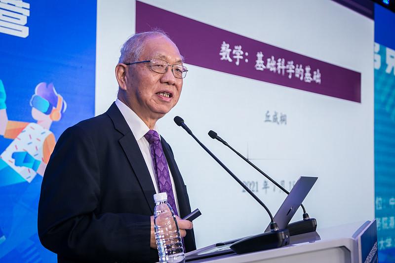 AI时代数学的新秩序真的在悄悄重构了。
丘成桐在联盟成立仪式上直接点出，国内AI大模型在数学这类基础前沿领域和国外差距还不小，欧美已经有大批顶尖科学家下场参与研发，国内十几家顶尖数学科研机构联合起来做数学专用大模型，就是要趟出一条数学和AI深度融合的路。
之前总有人说AI算