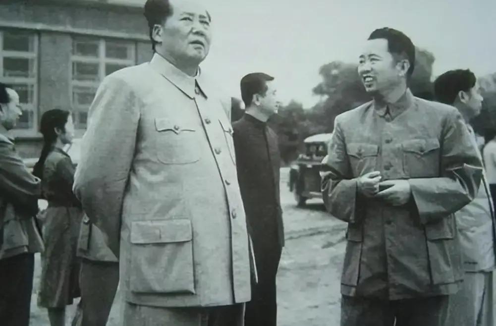 1952年，得知空军一年花掉几千亿后，毛主席盯着刘亚楼问：“你没贪污吧？”刘亚楼连忙否认，主席却神色严肃：“你给我敬个礼！”刘亚楼愣了一下赶紧抬手，正是这个敬礼，让主席顿时红了眼眶。
 
刘亚楼在菊香书屋里站得笔直，额角的汗已经凉了，但心还悬着。他刚解释完那几千个亿的用途——飞机、机场、油料、飞行员